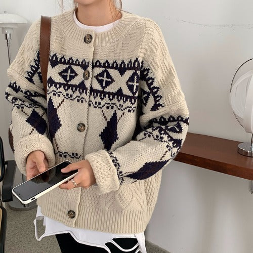 Mariel hırka, krem rengi ile navy geometrik Fair Isle desenli, düğme kapamalı