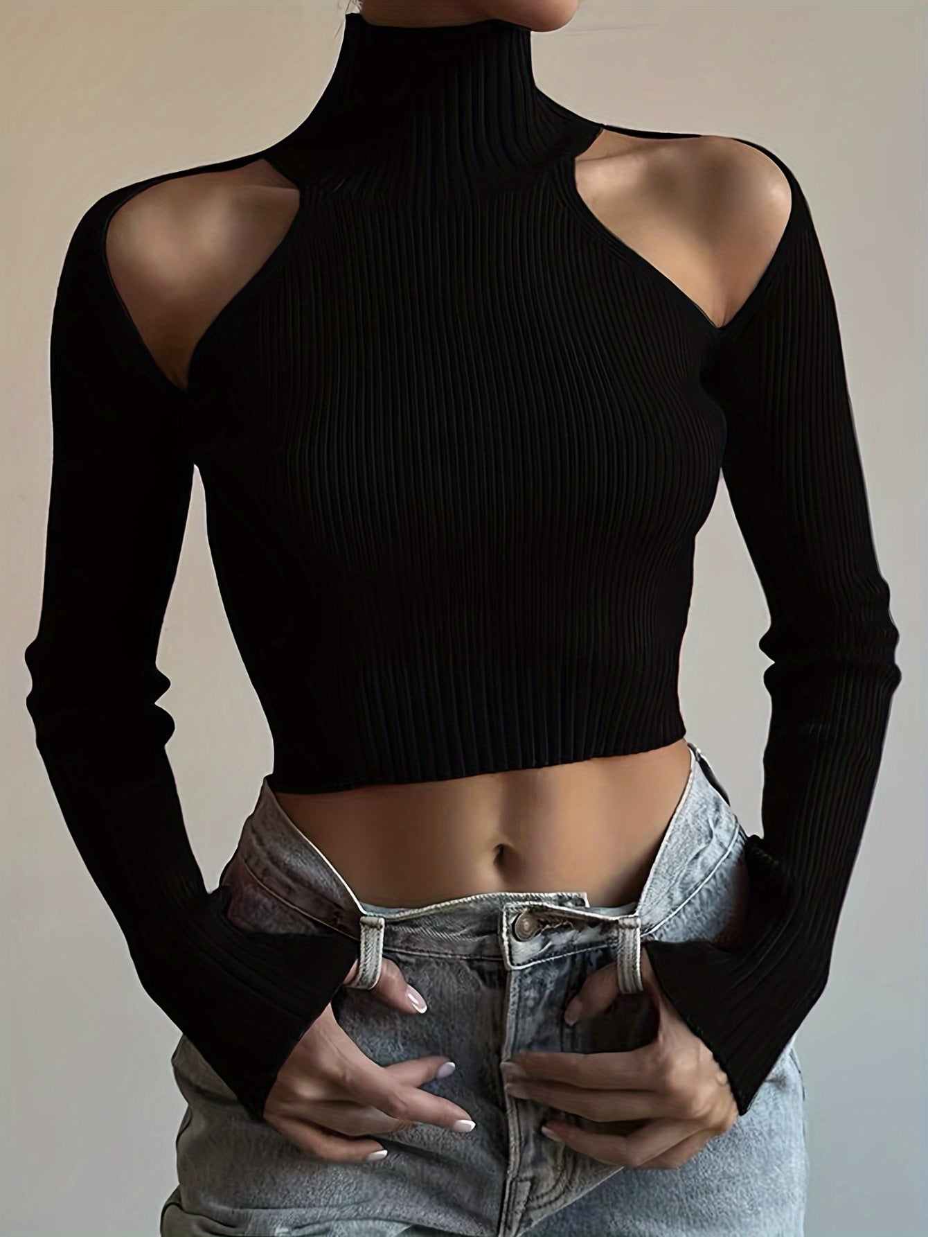 Siyah ribanalı turtleneck crop üst, omuz dekolteli, uzun kollu ve şık tasarım