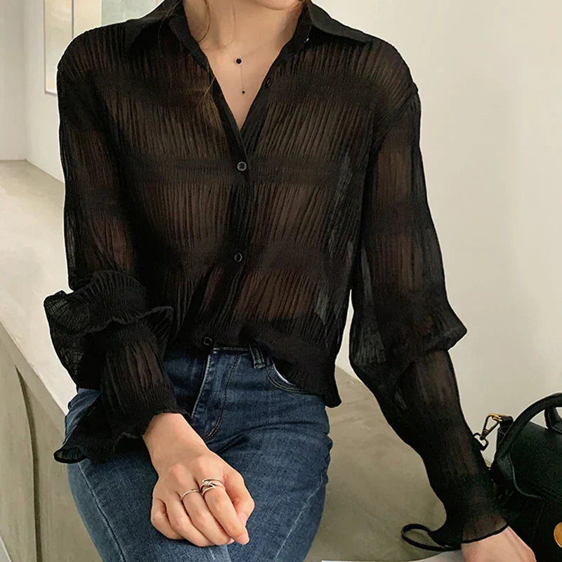 Semi-sheer siyah Alistair bürümcüklü gömlek, ruffled sleeves ve düğme detaylarıyla