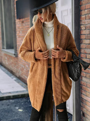 Livento peluş kapüşonlu hırka, rahat bir şıklık sunan camel rengi teddy coat