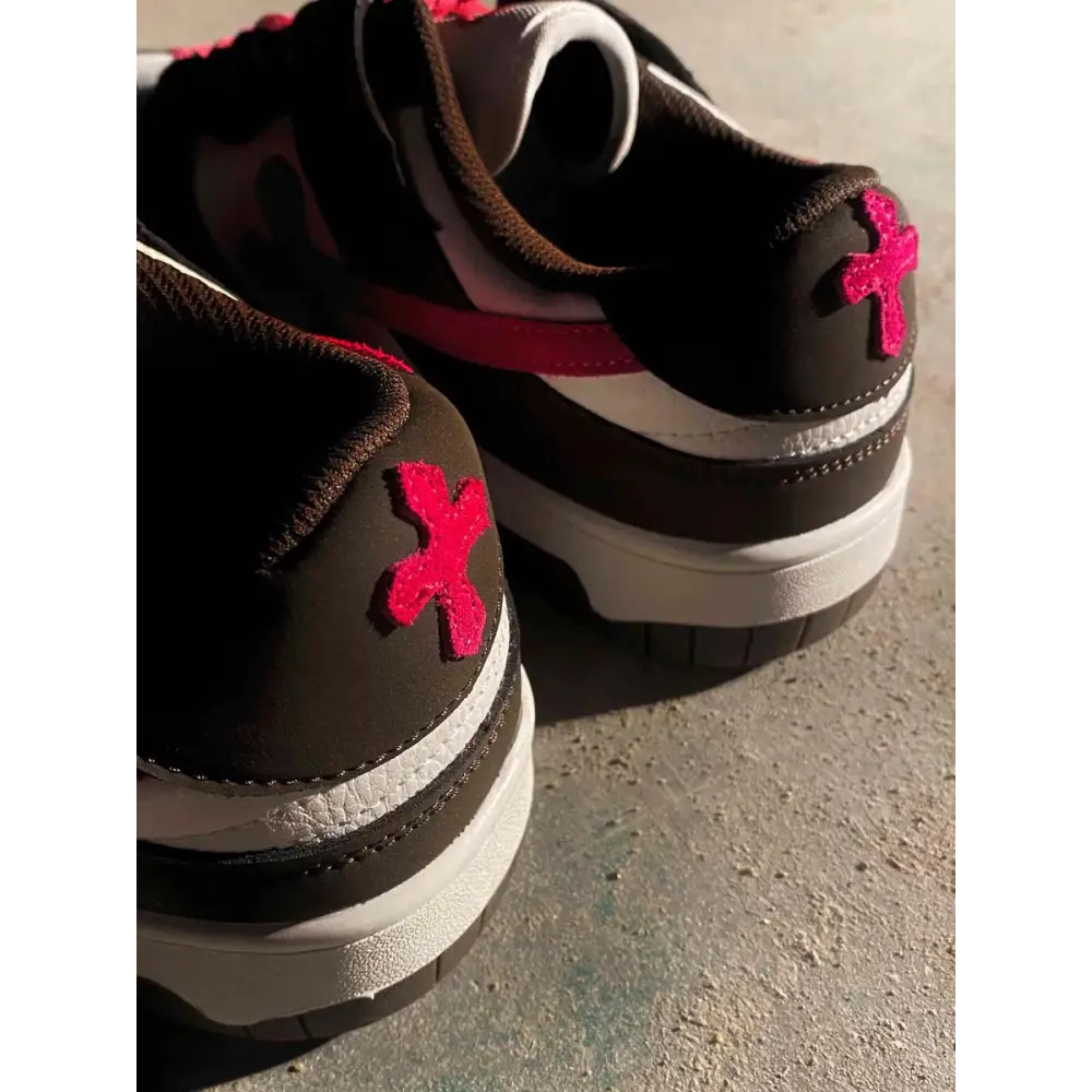 Kido sneakers Bellarno, dark athletic shoes with pink X logos on the sides