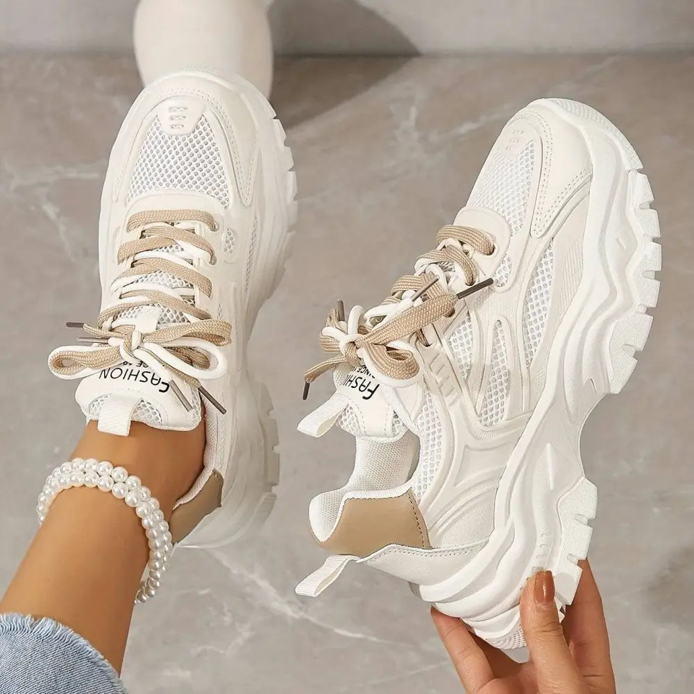 Bellarno Beyaz chunky platform sneakers, elitwalk pulsu kadın ünlü stiliyle dikkat çekiyor